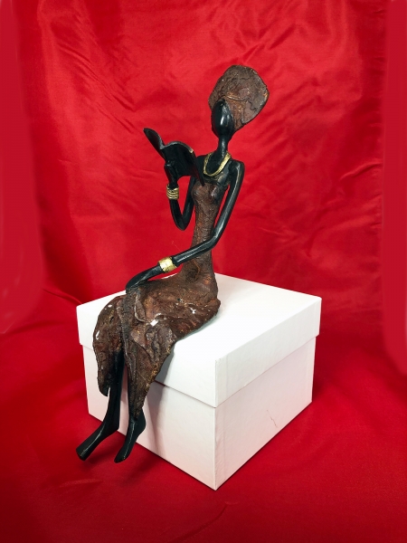 Figura de bronce 1 mujer sentada con libro